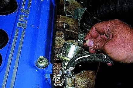Как поменять термостат на газели 405 двигатель?