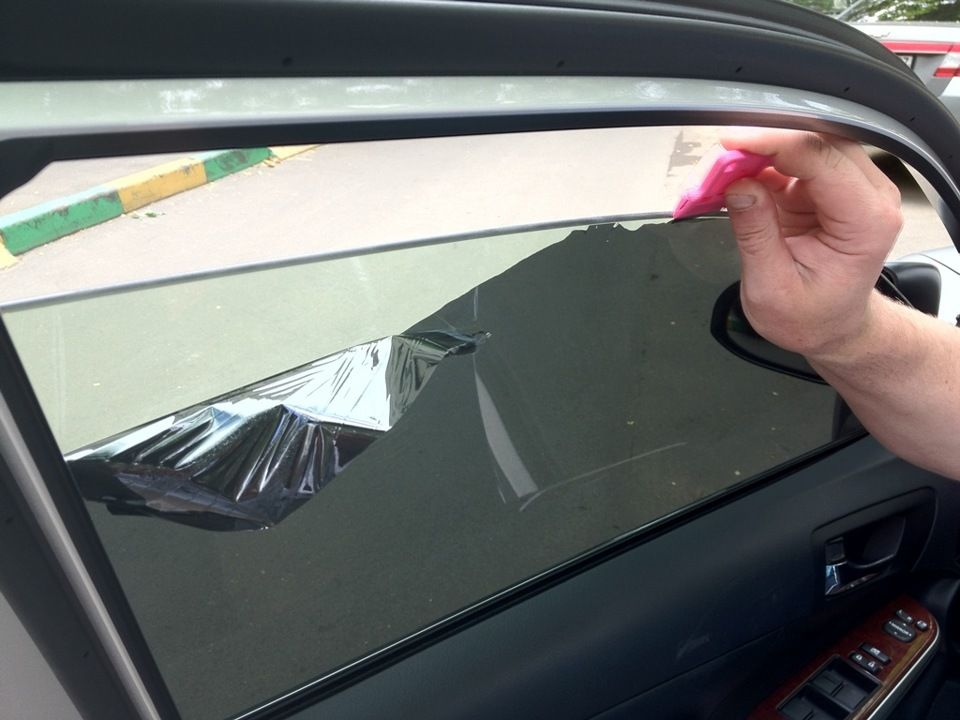 Как снять старую тонировку со стекла автомобиля самостоятельно - несколько способов