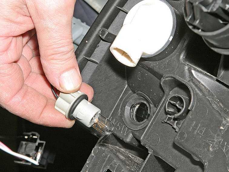 Замена лампы бокового указателя поворота renault logan | ремонт рено (renault) своими руками