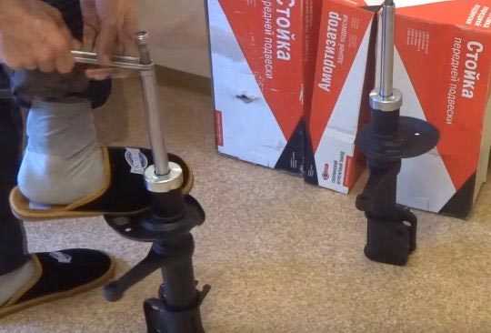 Как правильно прокачать газомасляный амортизатор перед установкой