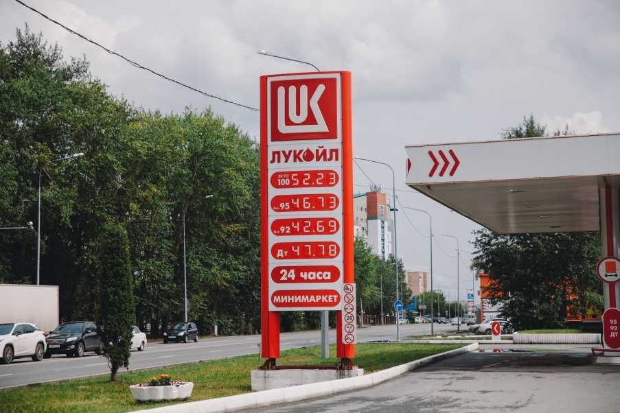 Газпром или лукойл: какой бензин лучше заливать в свое авто