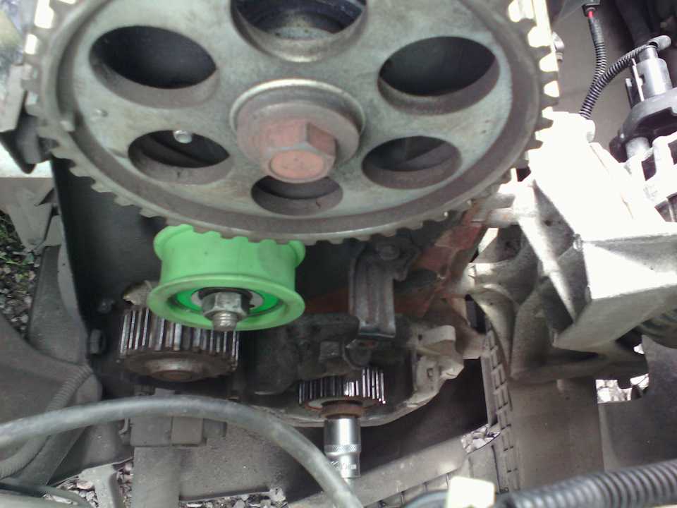 На двигателях может быть установлен привод газораспределительного механизма с автоматическим натяжителем ремня привода