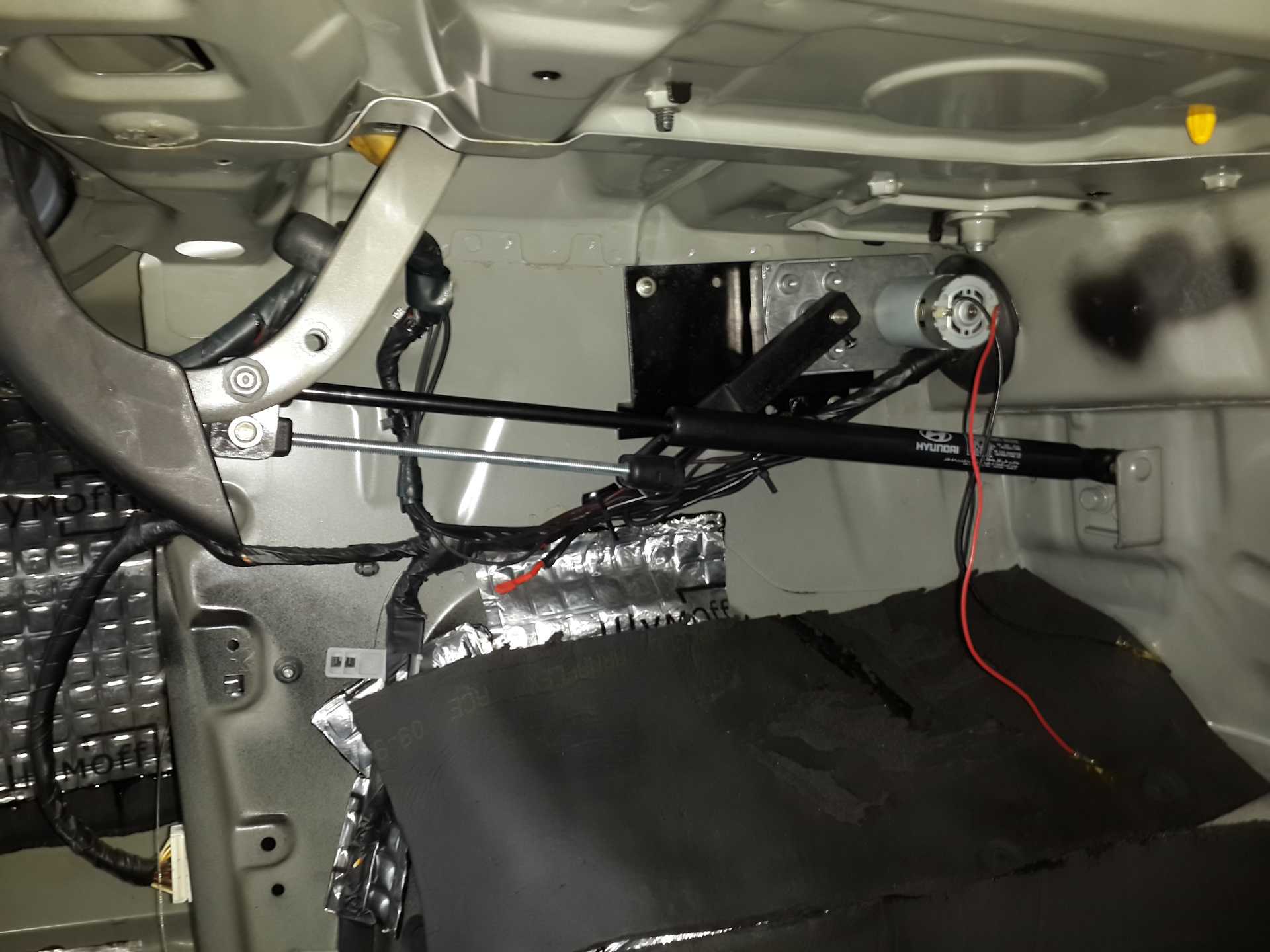 Даже если электропривод крышки багажника не предусмотрен на автомобиле с завода, его можно установить своими руками Изучаем нюансы монтажа
