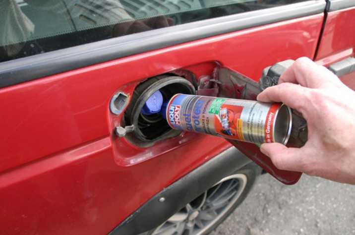 Как удалить воду из бензобака автомобиля