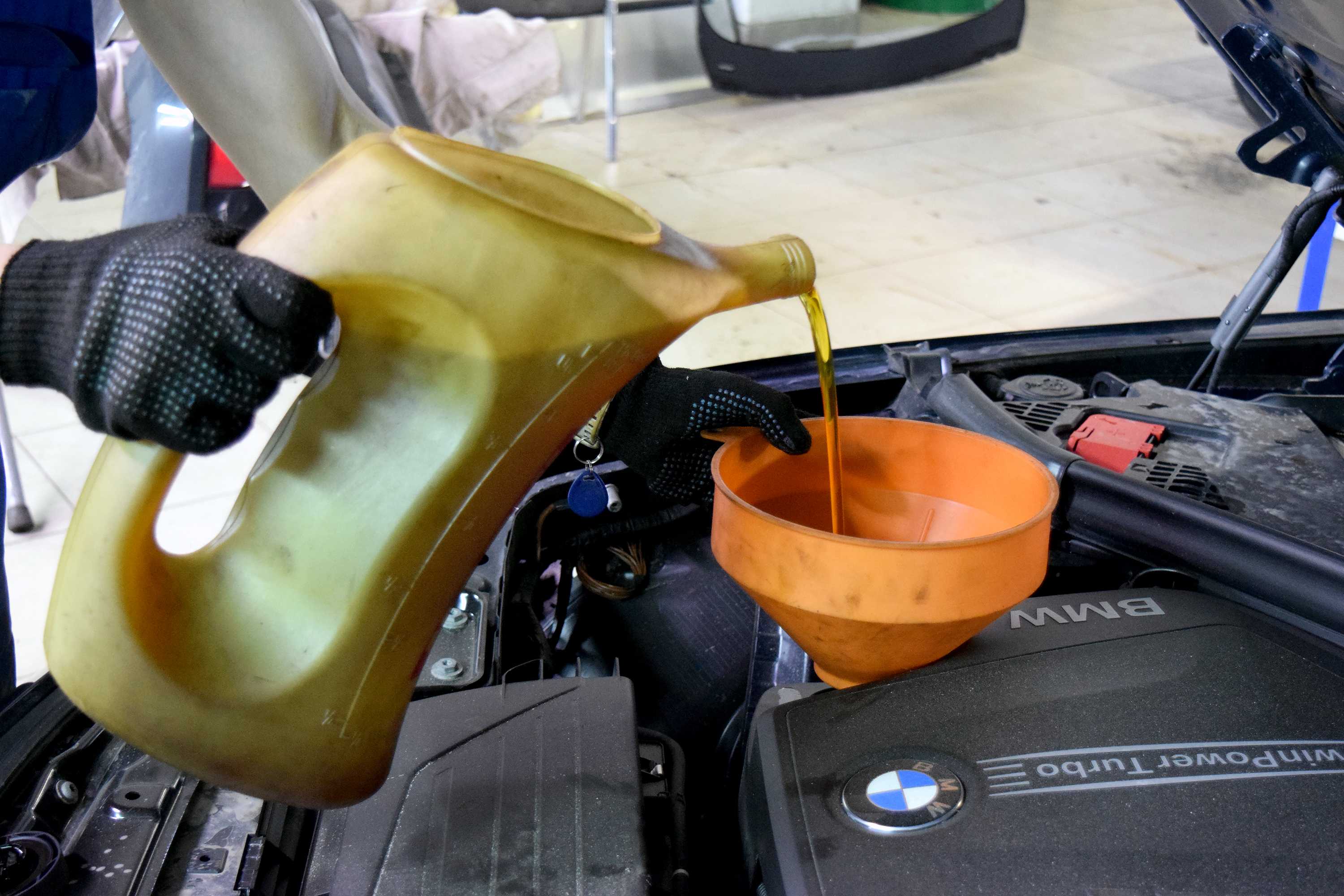 Что будет если залить моторное масло. Масло BMW f30. Моторное масло двигатель. Менять моторное масло. Моторное масло заливают.