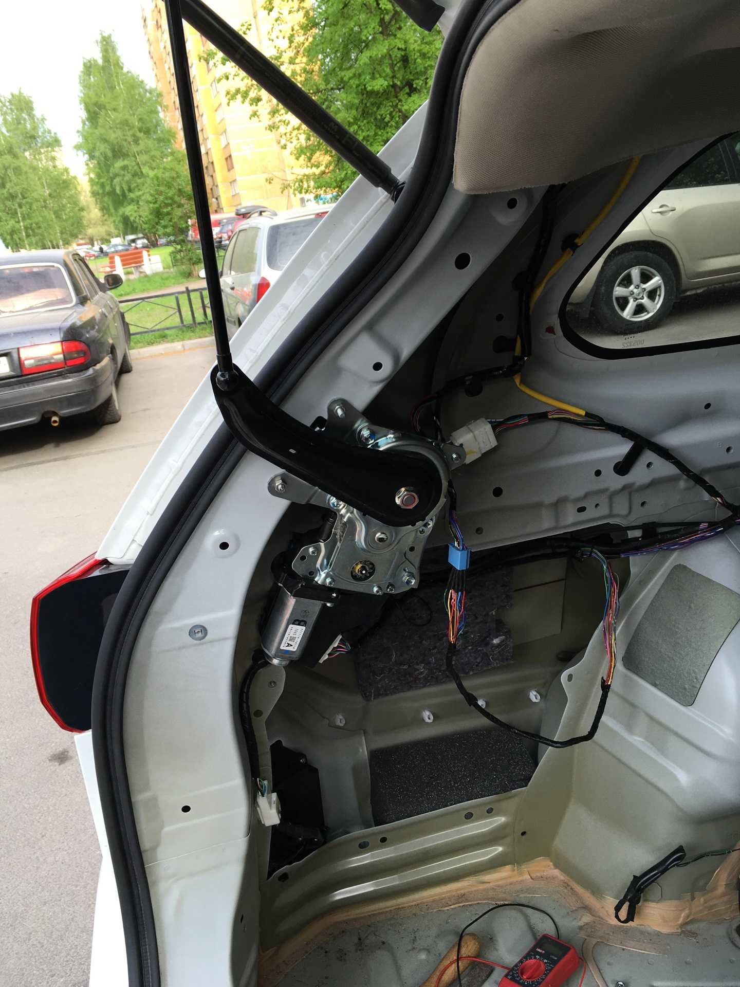 Электропривод крышки багажника: установка своими руками
