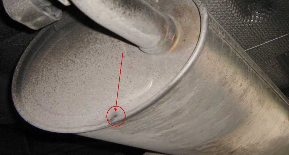 Почему течет вода из выхлопной трубы глушителя автомобиля?