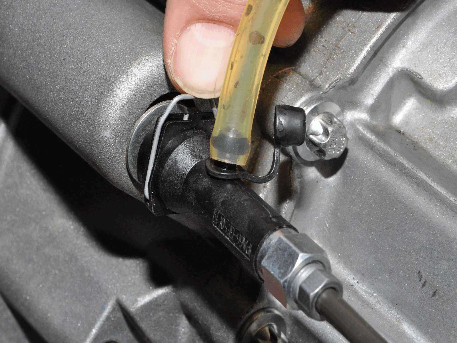 Замена жидкости в гидроприводе сцепления автомобилей lada