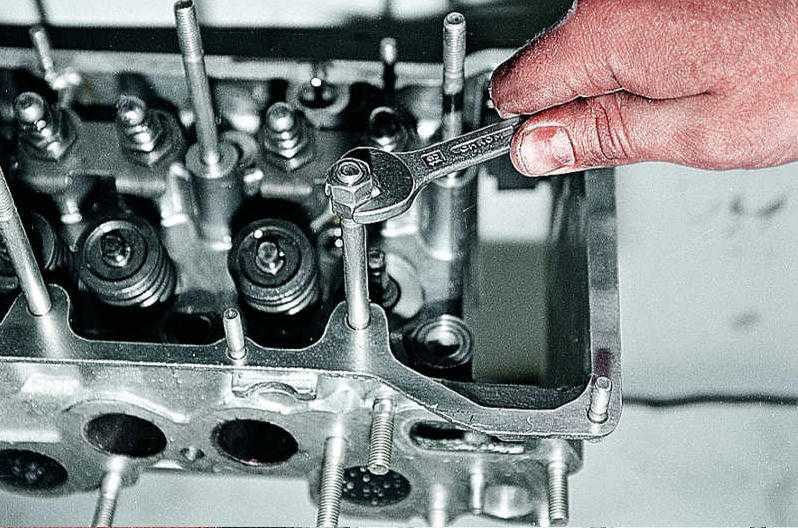 Как правильно снимать головку блока двигателя?