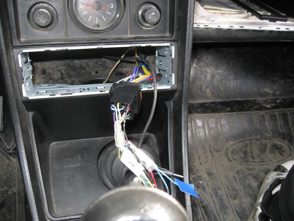 Как подключить магнитолу в машине ваз. Провода на магнитолу ВАЗ 2106. Провода на магнитолу ВАЗ 2107. ВАЗ 2107 автомагнитола. Магнитола Пионер ВАЗ 2105.