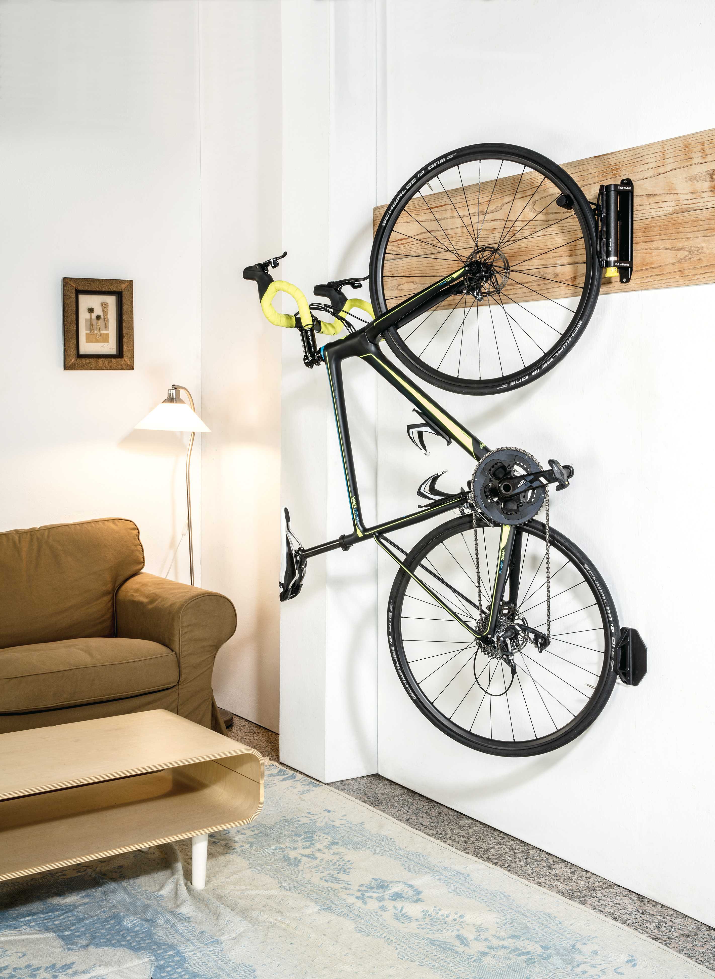 Выбираем крепление велосипеда к потолку: кронштейн или блок