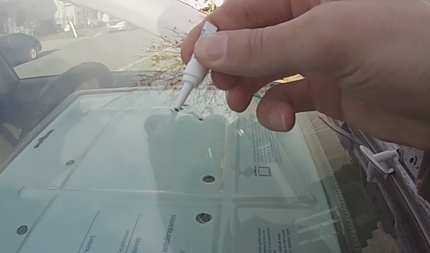 Клей для ремонта трещин лобового стекла: 3 лучших производителя
