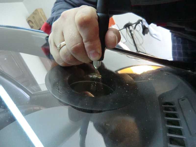 Как своими руками провести ремонт повреждений лобового стекла Даже если это большой скол или трещина Сложности восстановления лобового стекла автомобиля